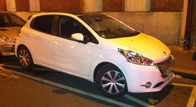 La Peugeot 208 surprise dans les rues de Paris