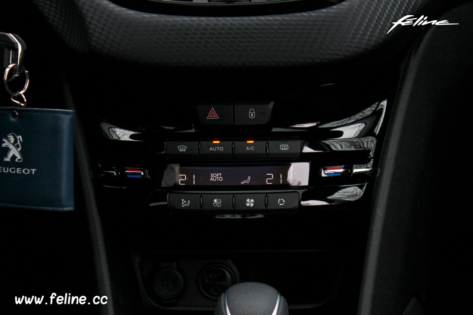 Photo console climatisation automatique bi-zone Peugeot 208 GT L - Photos  Peugeot 208 / 2008 - Féline