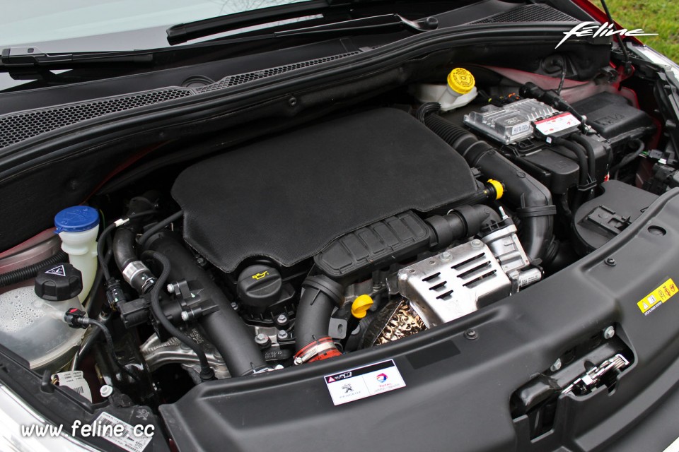 Photo moteur 1.2 PureTech 110 (EB2DT) Peugeot 208 GT Line EAT6 - Photos  Peugeot 208 / 2008 - Féline