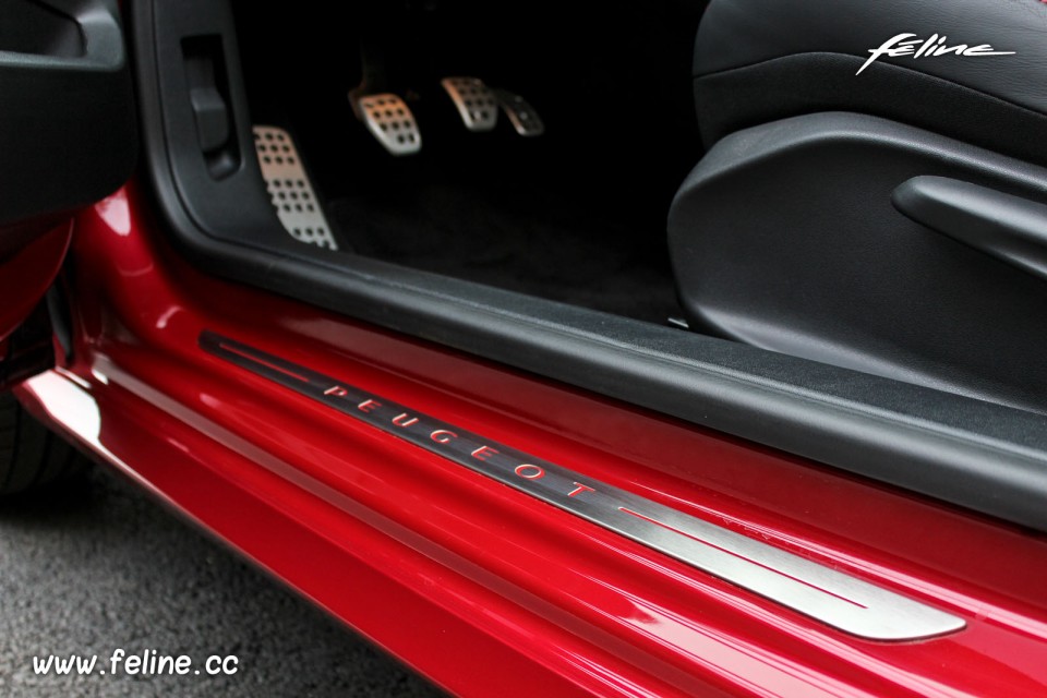 Photo seuil de porte alu Peugeot 208 GTi 1.6 THP 200 ch - Photos Peugeot 208  / 2008 - Féline