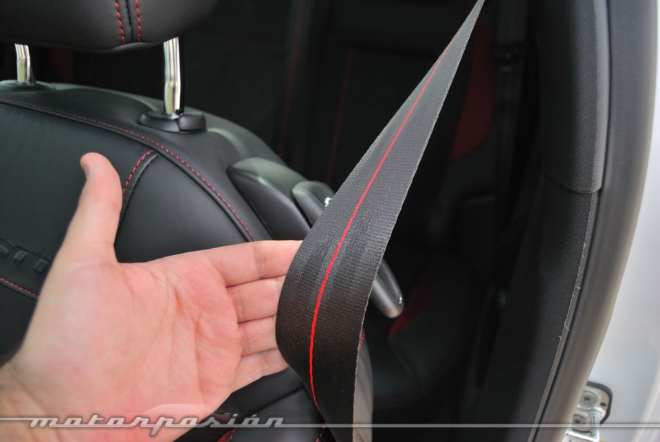 Détail ceinture de sécurité Peugeot 208 GTi 1.6 THP 200 Blanc Banquise  (2013) - 1-036 - Photos Peugeot 208 / 2008 - Féline