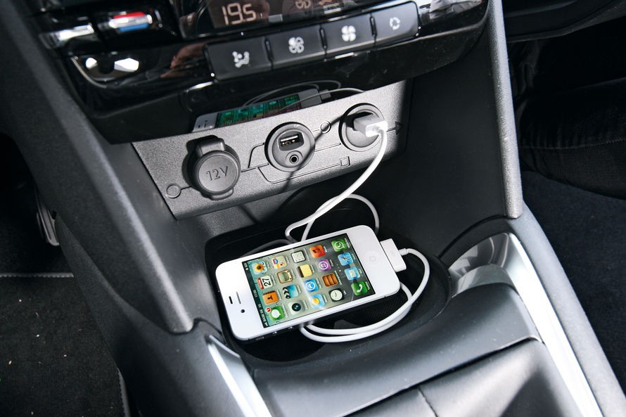 Prises USB et iPhone sur Peugeot 208 - Photos Peugeot 208 / 2008 - Féline